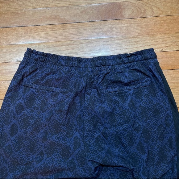 Athleta Womens Brooklyn Jogger Pants Size 12 Dark Blue Python Snake Print *read - Picture 8 of 10